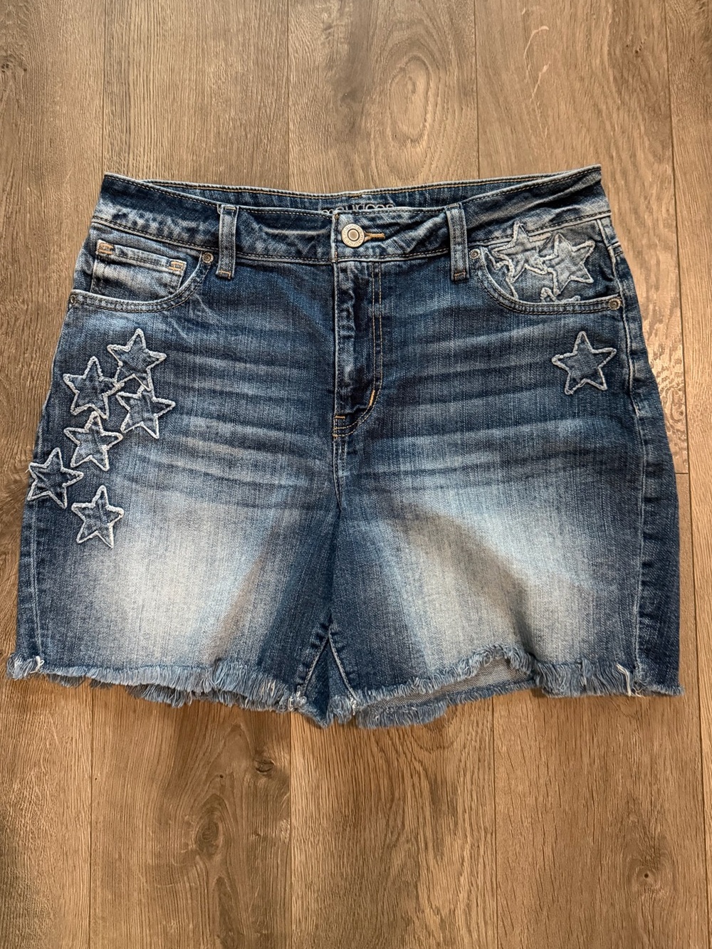 Maurices Denim Shorts Women’s Size 12 Blue Star Patch Distressed Frayed Hem